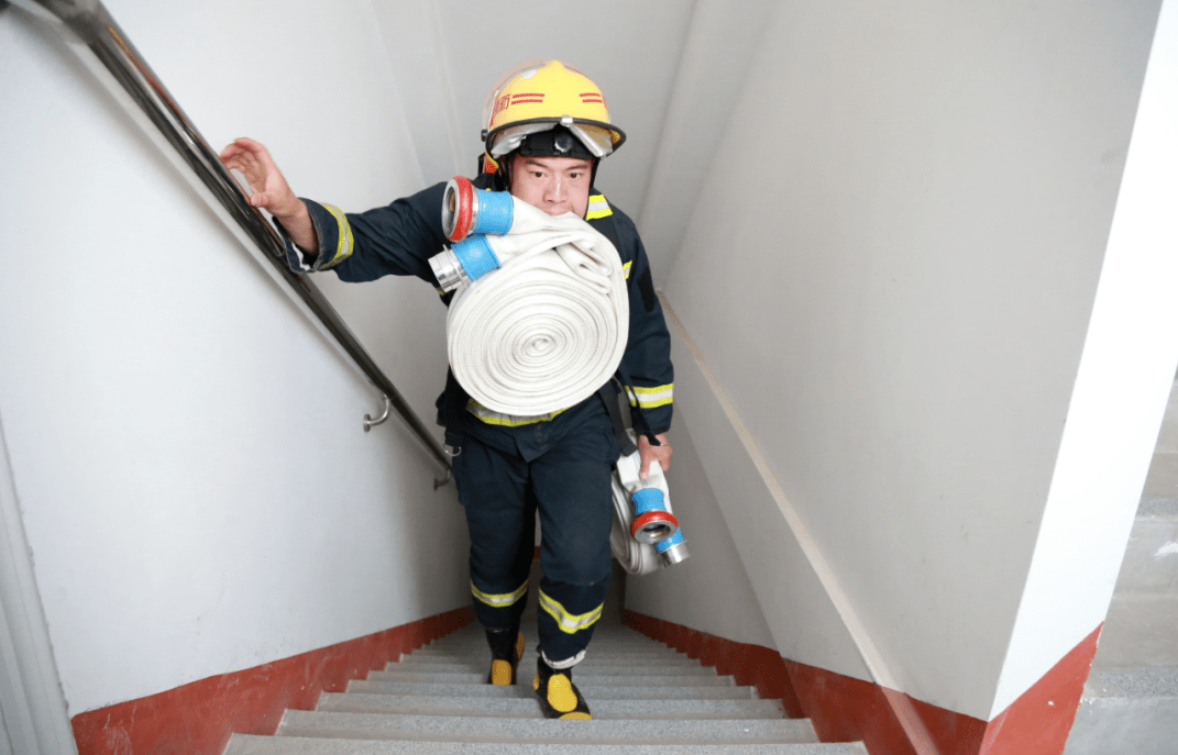 冰球附加赛,漓江玄武队与川蜀闪电队强势反弹,体能对抗拉满!团队防守值得称道 冰球附加赛,漓江玄武队与川蜀闪电队强势反弹,体能对抗拉满!团队防守值得称道